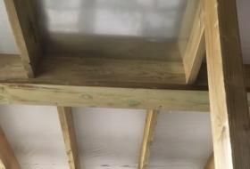 установка оцинкованного листа в месте прохода трубы камина через мембрану